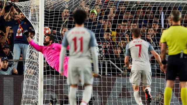 La estirada estéril de Alisson, un portero mucho más solvente de lo que fue Karius contra el Madrid / EFE