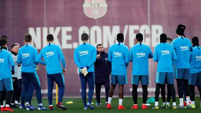 Ernesto Valverde se dirige a sus jugadores tras firmar la renovación con el Barça / EFE