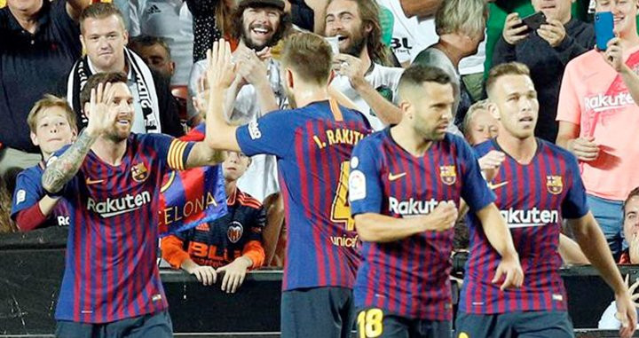Arthur (1d), Jordi Alba (2d), Ivan Rakitic y Leo Messi celebran el gol de este último ante el Valencia en la jornada 8 de la Liga 2018-19 / EFE