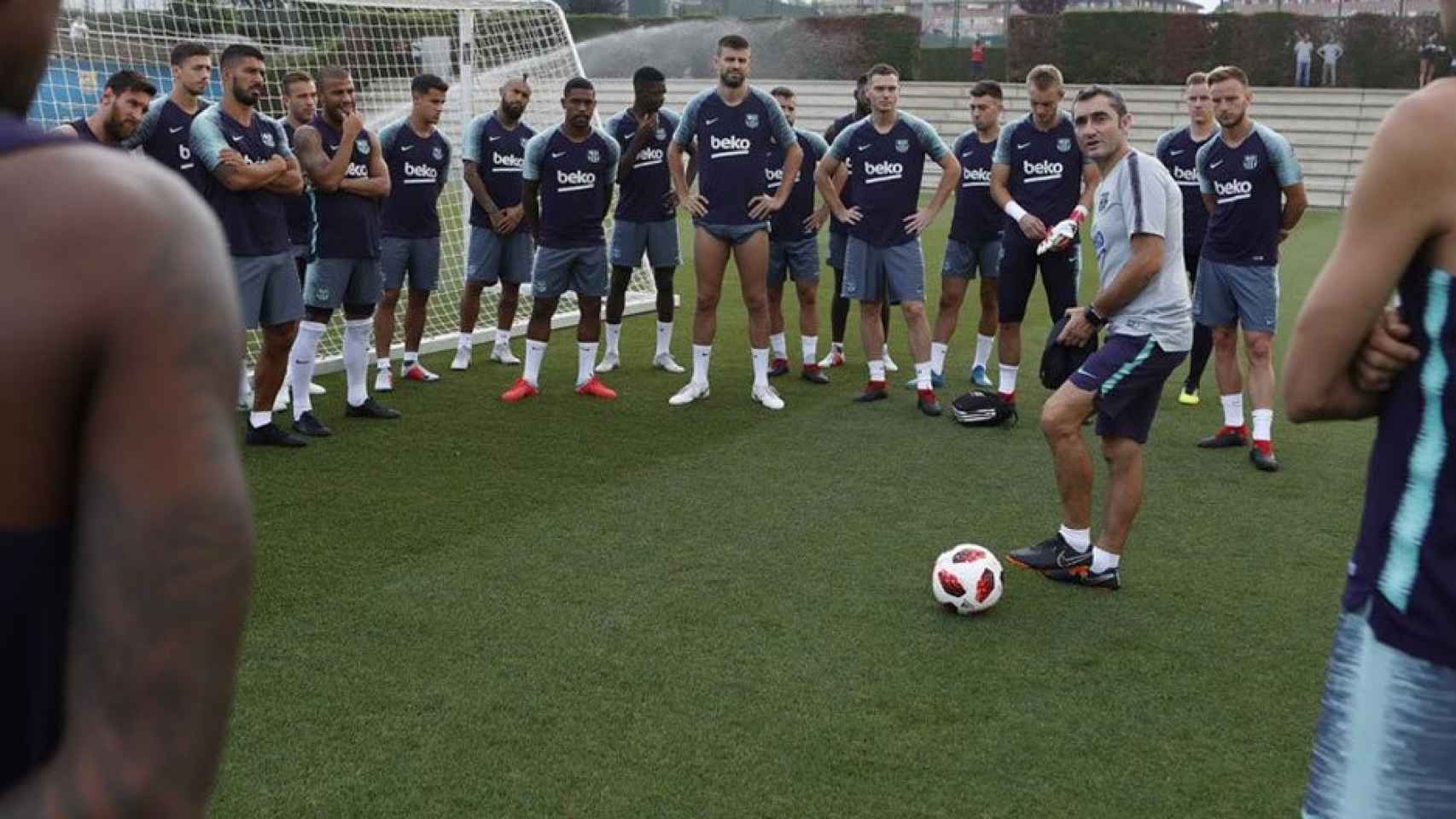 Ernesto Valverde da instrucciones al vestuario del Barça / FCB