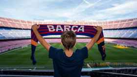 Un hincha del Barça en el Camp Nou vacío / FCB