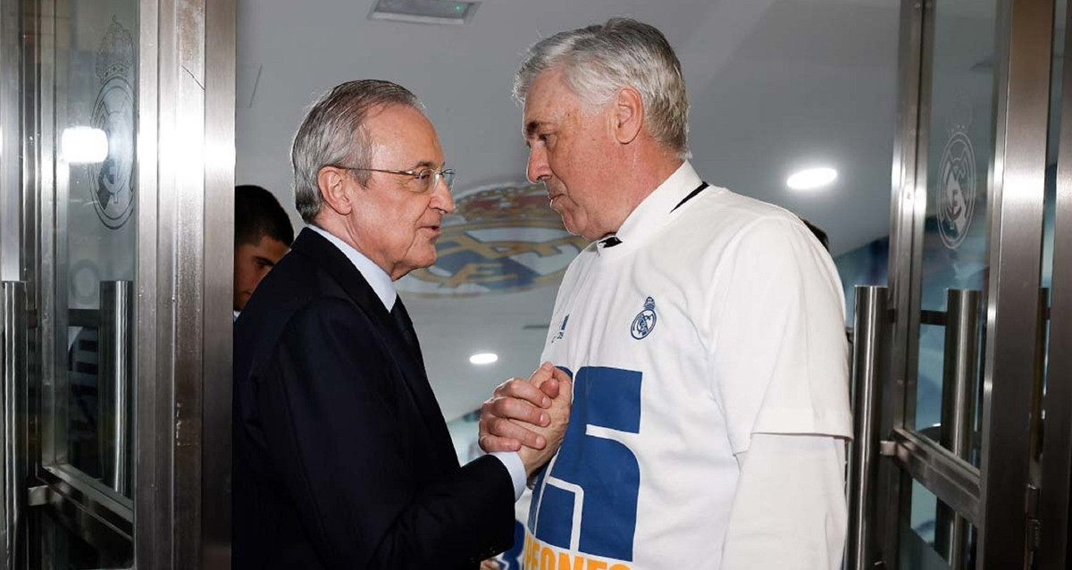 El apretón de manos entre Florentino Pérez y Carlo Ancelotti, en la celebración de un título / REAL MADRID