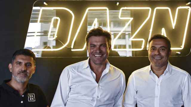Shay Segev, Marc Watson y Andrea Radrizzani, ejecutivos de DAZN, antes de formalizar un nuevo acuerdo / DAZN