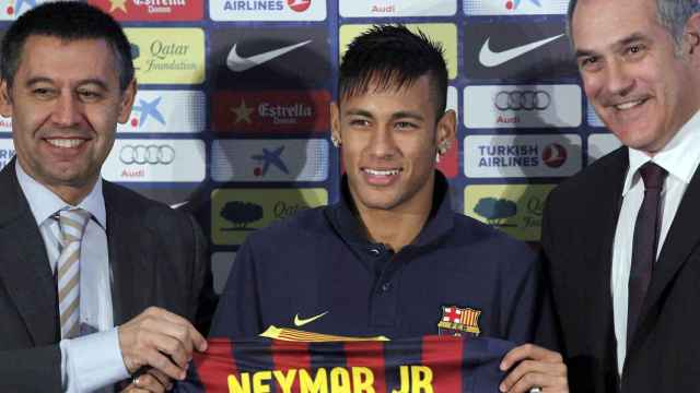 Neymar Jr, junto a Bartomeu y Zubizarreta el día que fue presentado con el Barça / FCB