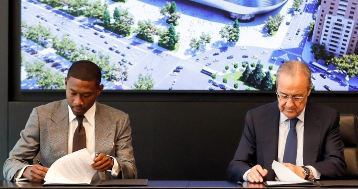 Florentino Pérez y David Alaba, durante la firma del contrato del nuevo jugador blanco / Real Madrid