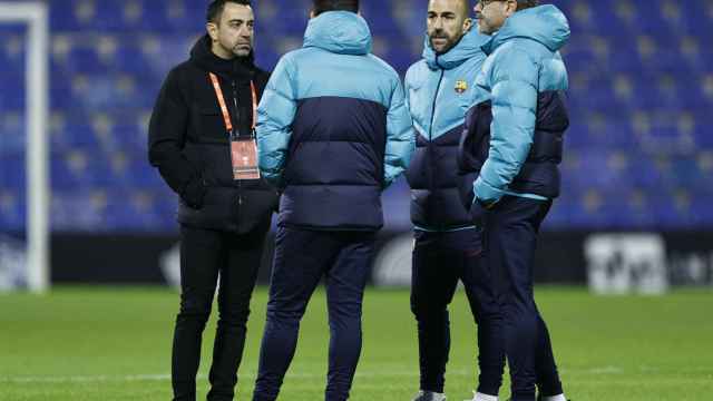 Xavi Hernández, con su cuerpo técnico en el Barça momentos antes del #XaviOut en redes / EFE
