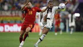 Jordi Alba puja por el control del balón con Gnabry en el partido entre España y Alemania / EFE