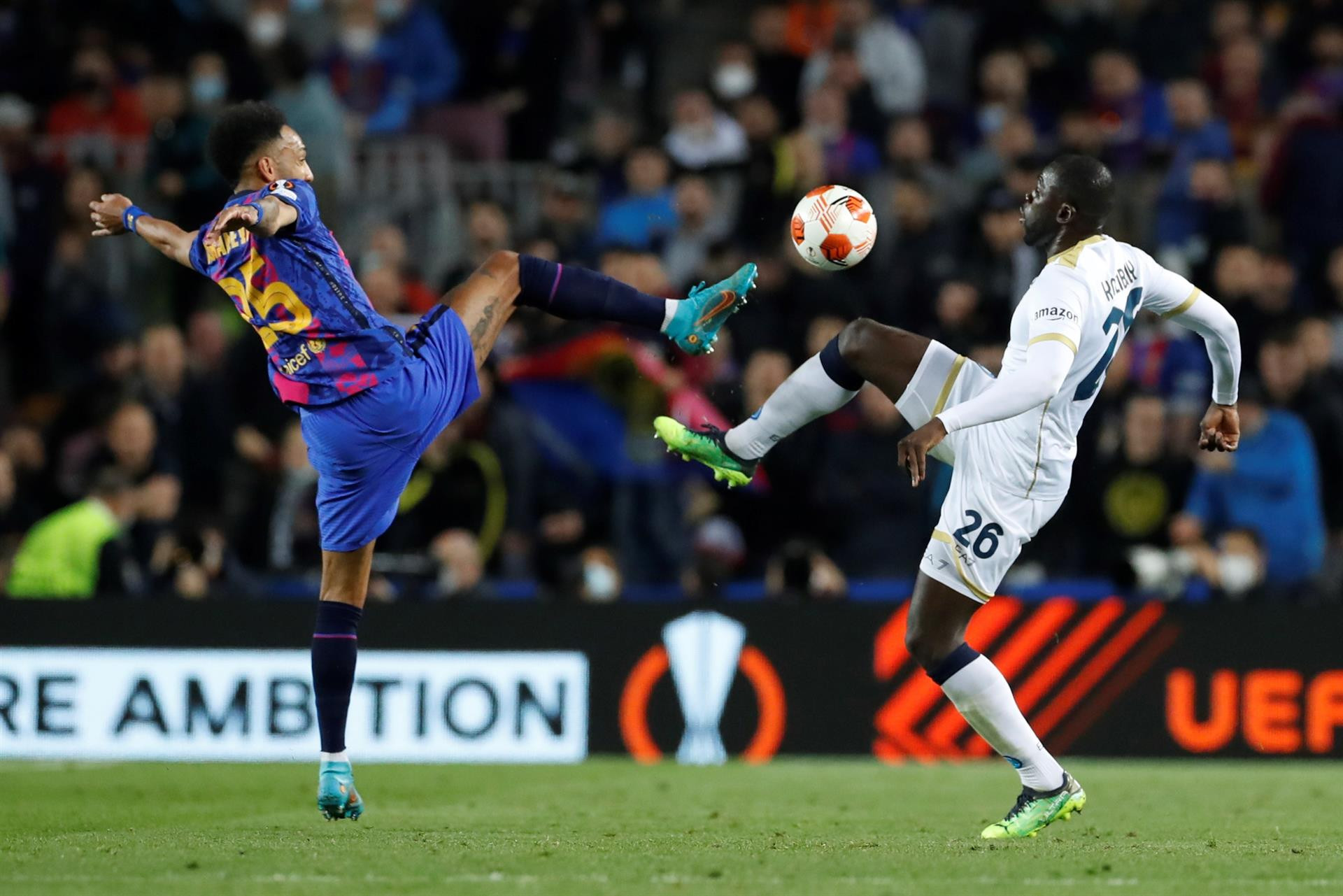 Aubameyang pugna por el control del balón con Koulibaly en el Barça-Nápoles de la Europa League / EFE