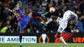 Aubameyang pugna por el control del balón con Koulibaly en el Barça-Nápoles de la Europa League / EFE