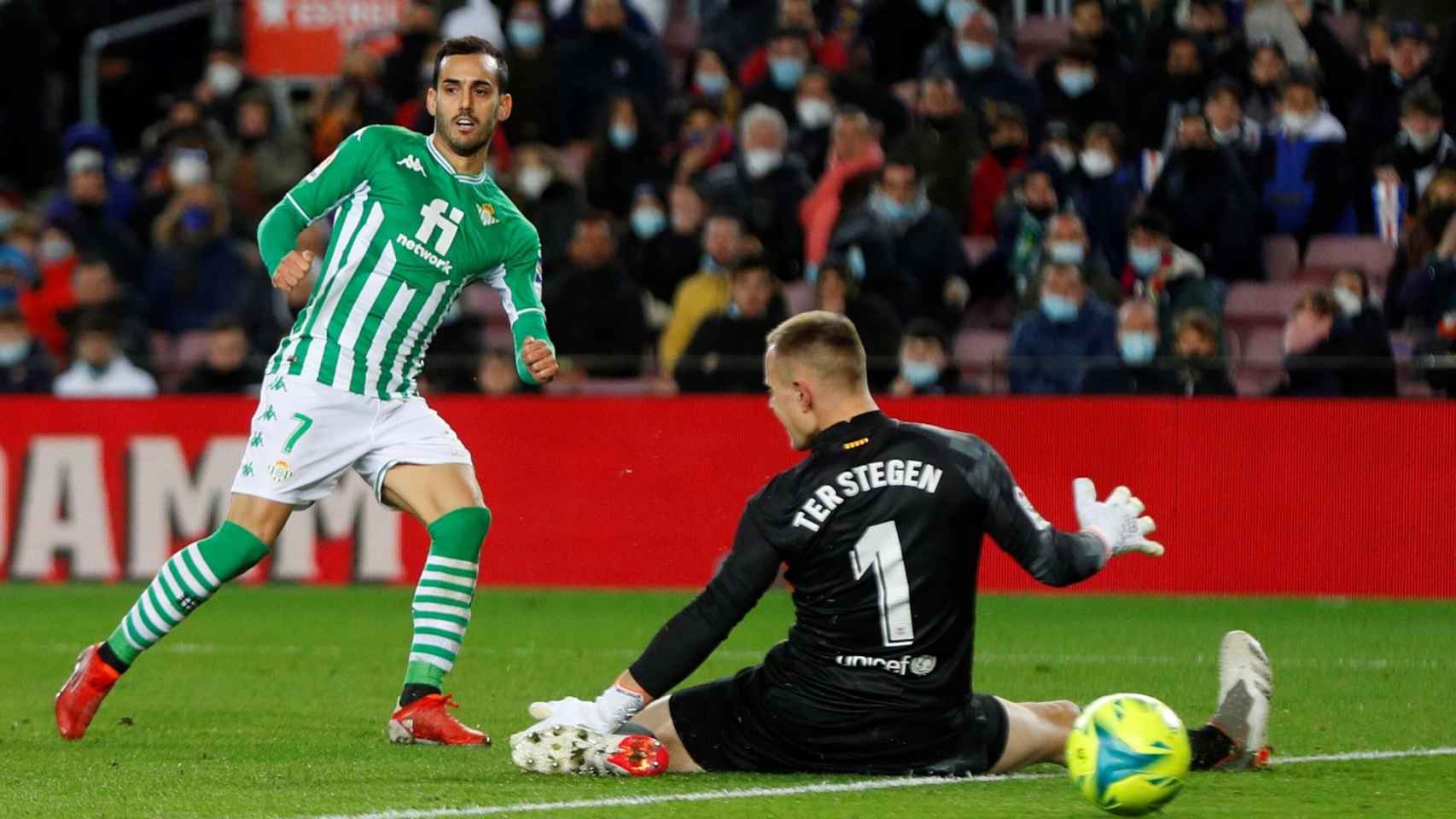 Juanmi bate a Ter Stegen en el gol del Betis que derrotó al Barça en el Camp Nou / EFE