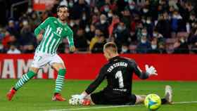 Juanmi bate a Ter Stegen en el gol del Betis que derrotó al Barça en el Camp Nou / EFE