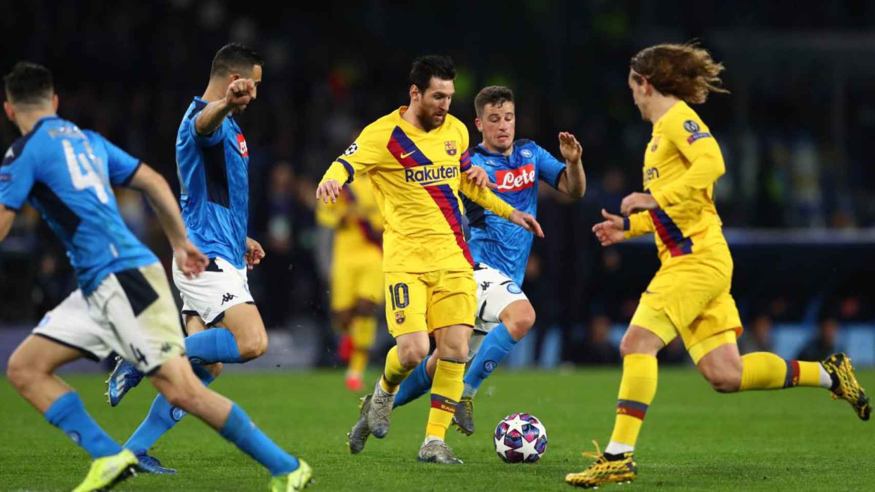 Messi intenta superar a la defensa del Nápoles | EFE