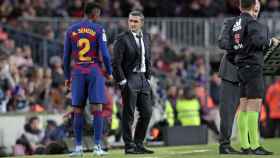 Nelson Semedo explicando los problemas a Ernesto Valverde / FC Barcelona