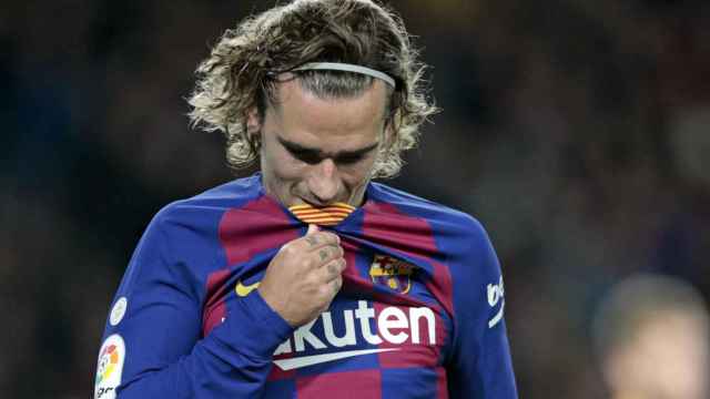 Griezmann se lemanta tras desaprovechar una ocasión frente al Celta / FC Barcelona