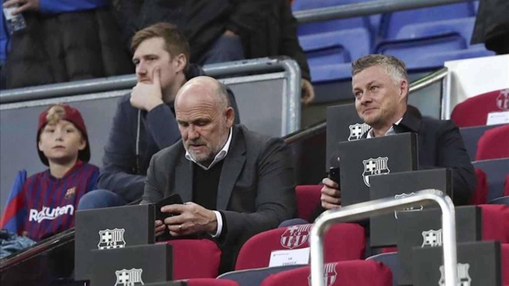 Una foto de Ole Gunnar Solskjaer, entrenador del Manchester United, en el palco del Camp Nou durante el Barça - Atletico de Madrid / Twitter