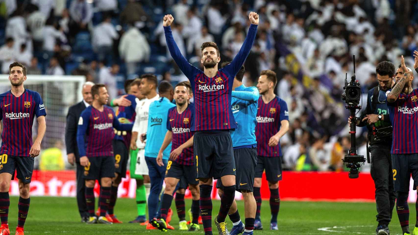 Los futbolistas del FC Barcelona celebran con la afición la victoria en semifinales de Copa del Rey / EFE