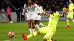 Luis Suárez intentando llegar al remate contra el Olympique de Lyon / EFE