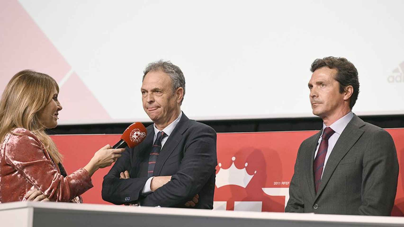 El director de fútbol del Sevilla, Joaquín Caparrós (c), y el director de relaciones institucionales del FC Barcelona, Guillermo Amor (d), durante el sorteo de la Copa del Rey de Fútbol 2018-19 / EFE
