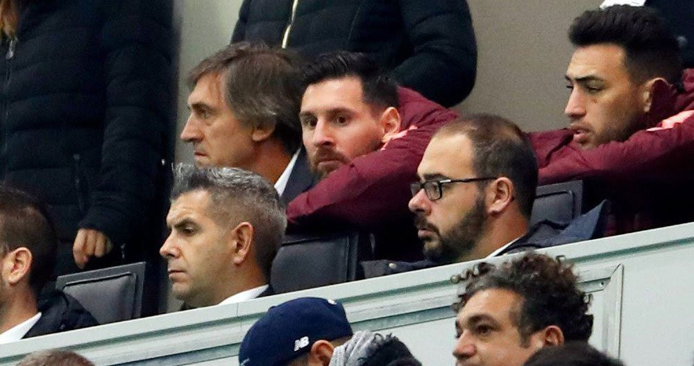 Leo Messi sigue el Inter-Barça desde la grada junto a Pepe Costa (i) y Munir (d) / FCB