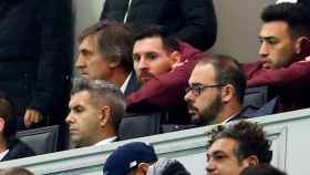 Leo Messi sigue el Inter-Barça desde la grada junto a Pepe Costa (i) y Munir (d) / FCB
