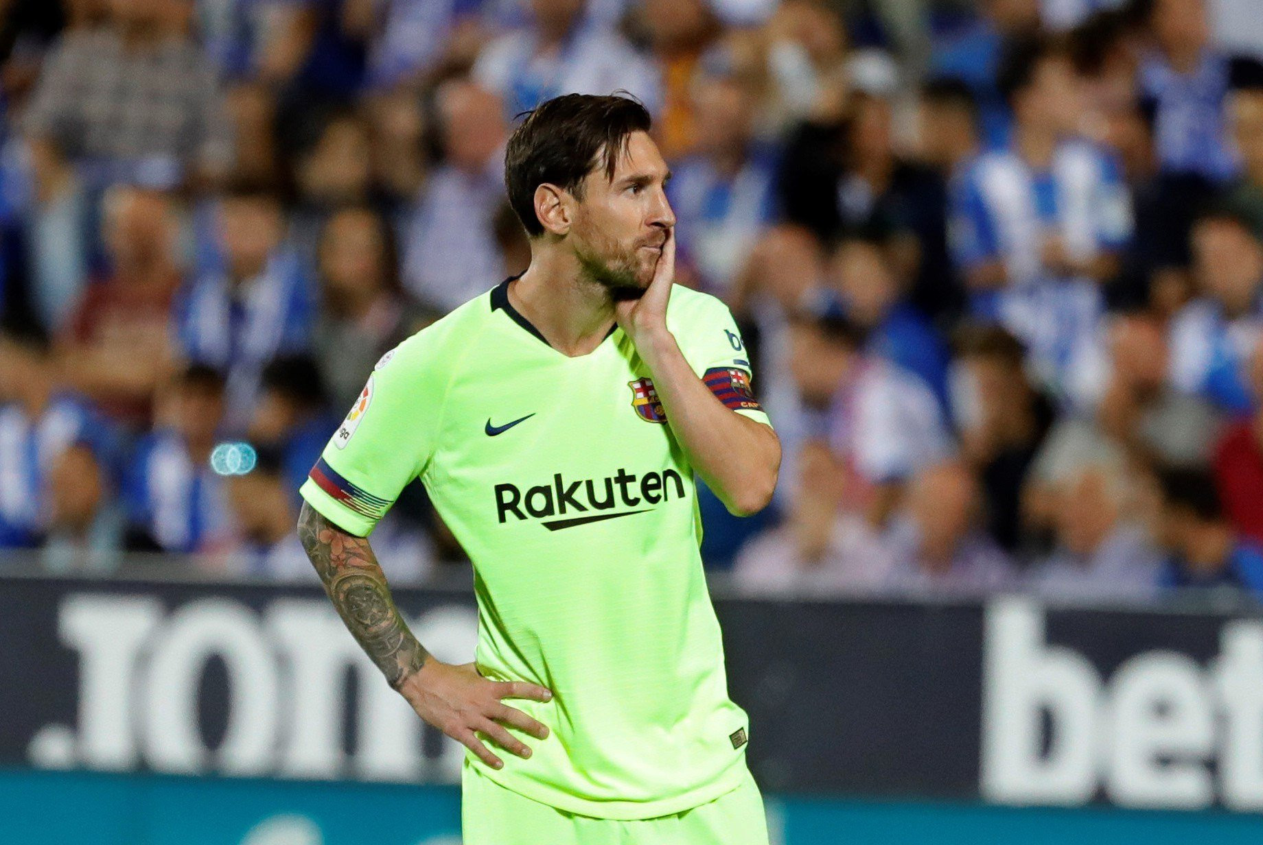 Messi se lamenta ante la remontada del Leganés / EFE
