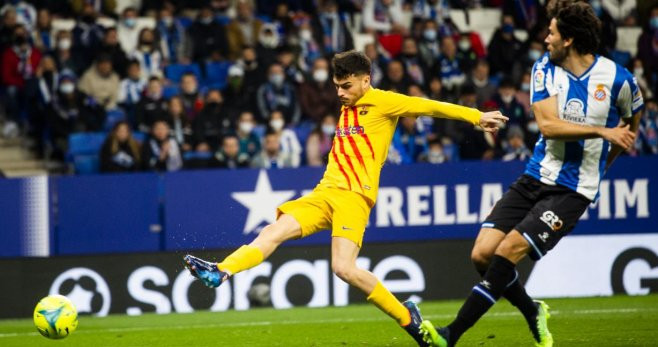 Pedri, marcando el primer gol contra el Espanyol en Cornellá / FCB