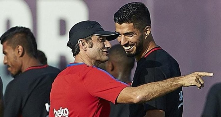 Luis Suárez y Ernesto Valverde juntos en un entrenamiento del Barça / EFE