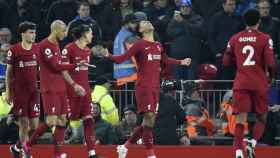 Los jugadores del Liverpool celebran el gol de Gapkpo ante el Everton : EFE