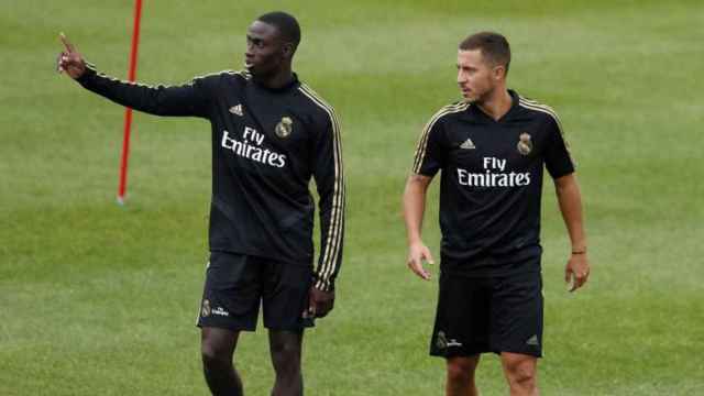 Ferland Mendy con Hazard en el entrenamiento del Madrid / EFE