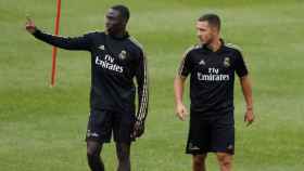 Ferland Mendy con Hazard en el entrenamiento del Madrid / EFE
