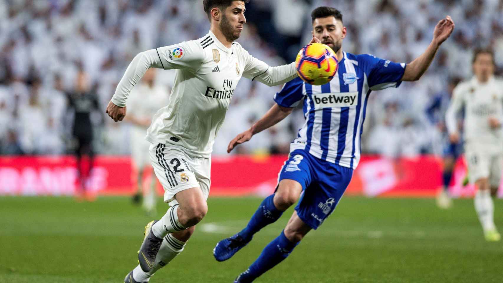Marco Asensio se lleva el balón ante el defensa del Alavés Rubén Duarte / EFE