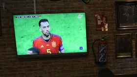 El capitán de la Roja, Sergio Busquets, durante un partido del Mundial retransmitido por televisión / EUROPA PRESS
