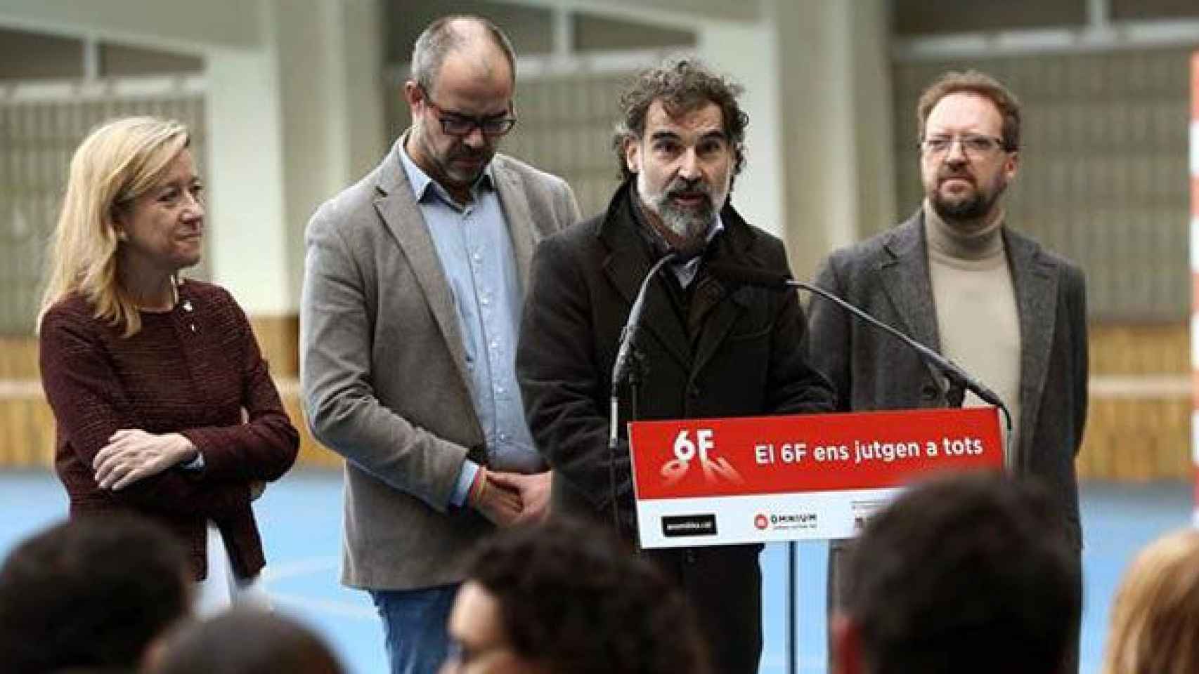 Neus Lloveras (AMI), Miquel Buch (ACM), Jordi Cuixart (Òmnium Cultural) y Enric Blanes (ANC), que ahora habla de la Constitución / EFE