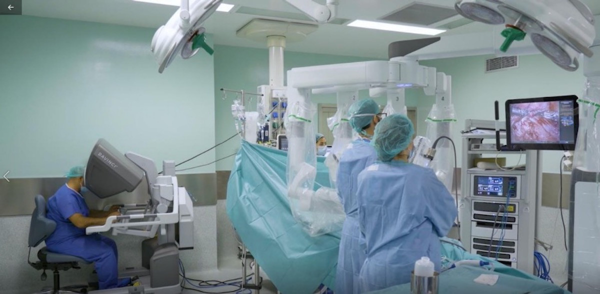 Momento de una intervención con el robot quirúrgico Da Vinci en el Hospital Quirónsalud Barcelona / QUIRÓNSALUD