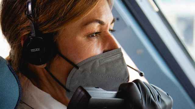 Una piloto de Vueling en un avión / VUELING