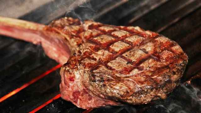 Una imagen de una costilla en la barbacoa sin humo / ARCHIVO