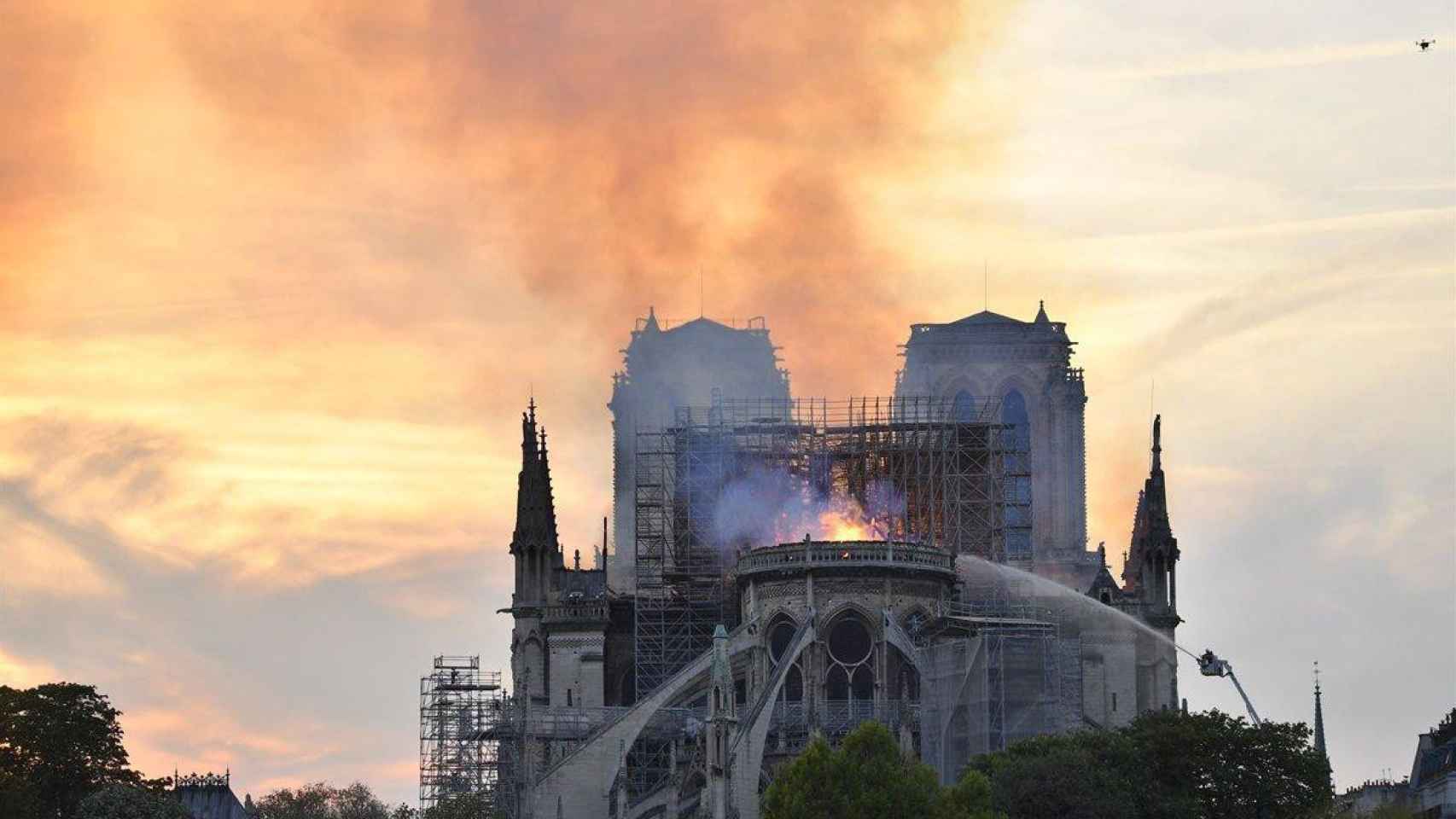 La catedral de Notre Dame durante el incendio que la devoró hace dos años / EP
