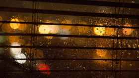 La lluvia, a través de una ventana en plena noche / PIXABAY