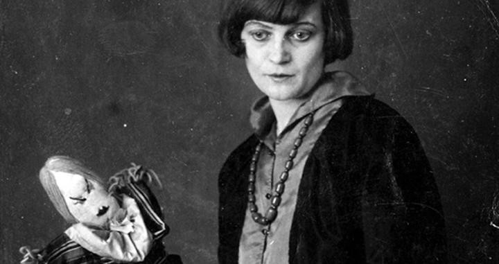 Emmy Hennings, con una marioneta en el Cabaret Voltaire hacia 1916. SCHWEIZERISCHEN NATIONALBIBLIOTEK