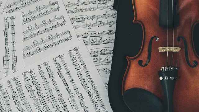 Partituras y un violín como los del Palau de la música / STEFANY ANDRADE - UNSPLASH