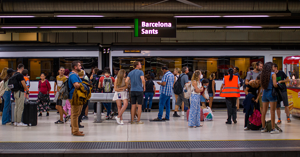 Imagen de archivo de viajeros esperando en un andén de la estación de Sants de Barcelona / LORENA SOPÊNA - EUROPA PRESS