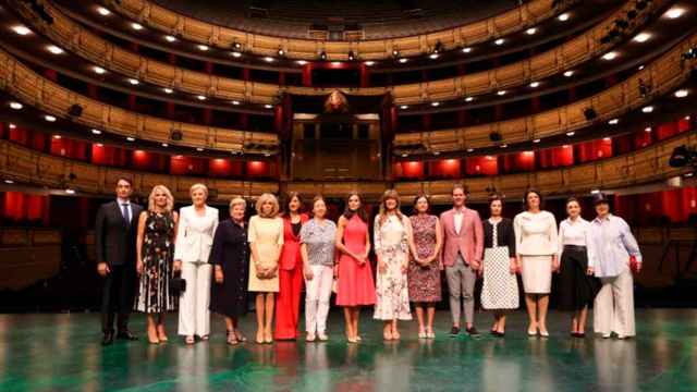 La Reina junto a los acompañantes de los participantes en la Cumbre de la OTAN de Madrid en el Teatro Real / CASA REAL