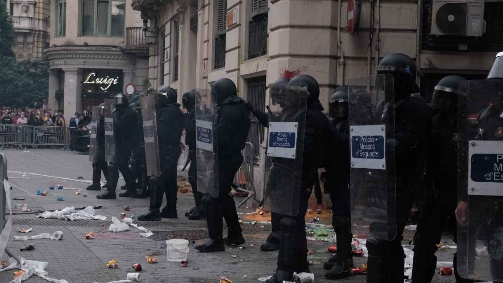 Mossos d'Esquadra, protegiendo la Jefatura de la Policía Nacional en la Vía Laietana de Barcelona / PABLO MIRANZO