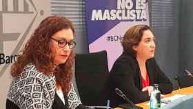 Laura Pérez (i), concejal de Feminismos y LGTBI de Barcelona, con Ada Colau, alcaldesa de la ciudad / EP