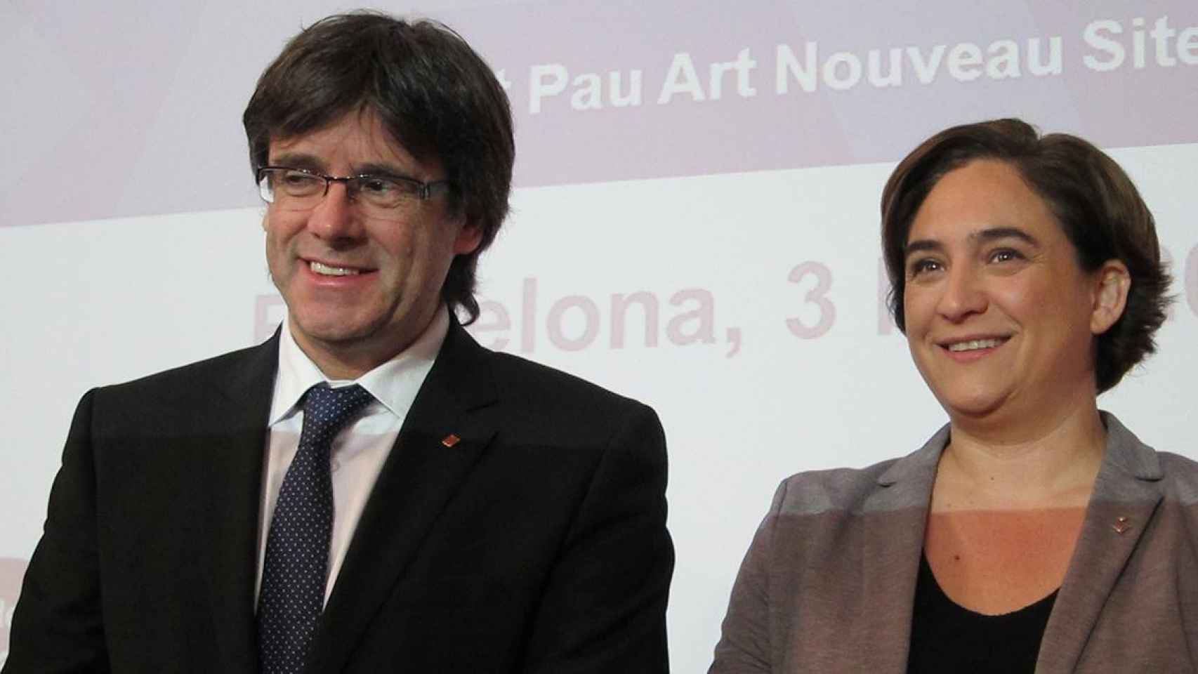 El expresidente Carles Puigdemont y la alcaldesa Colau / EP