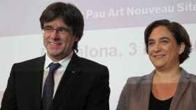 El expresidente Carles Puigdemont y la alcaldesa Colau / EP