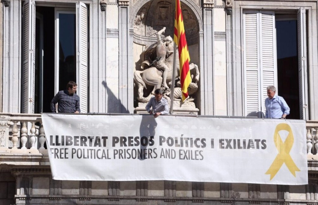 Torra vuelve a colgar la pancarta de los presos en Palau. El TSJC ordena a los Mossos su retirada / TWITTER