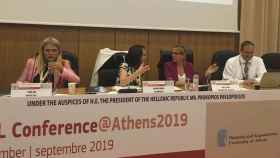 La profesora de la UB Helena Torroja (segunda por la derecha) en la Conferencia de la Sociedad Europa de Derecho Internacional celebrada en Atenas, a la que asistieron expertos en soberanismo / CG