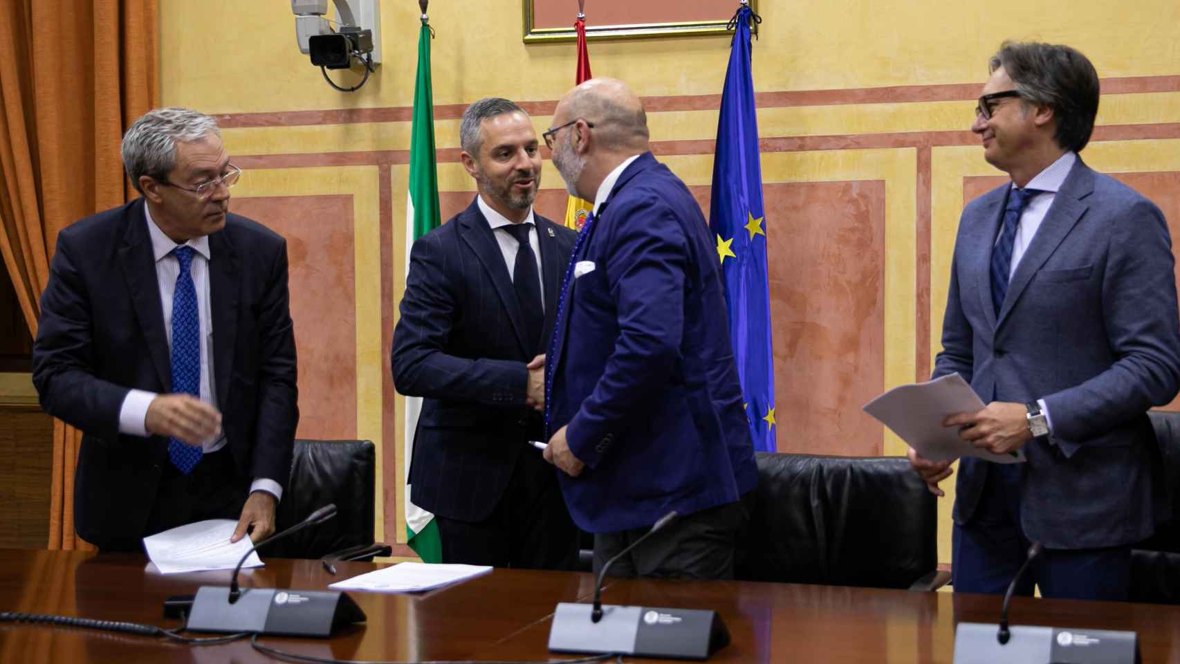 Firma del acuerdo presupuestario entre el Gobierno andaluz y el grupo parlamentario VOX / EUROPA PRESS