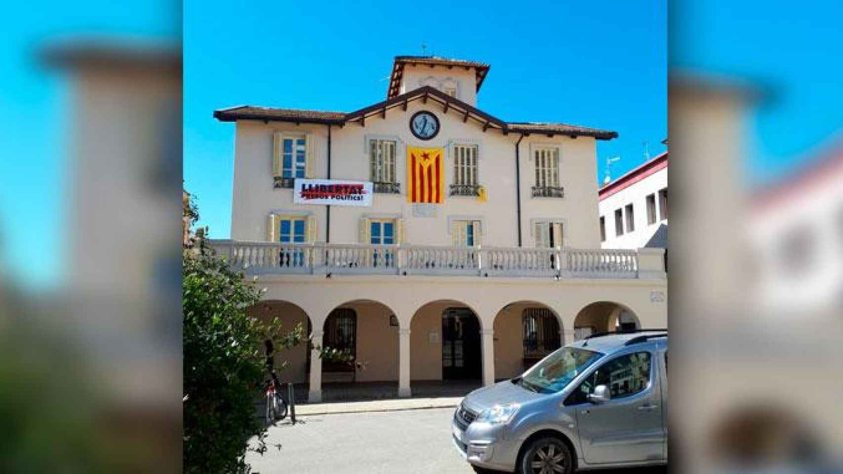 Fachada del Ayuntamiento de Cardedeu, en Barcelona, con banderas y símbolos independentistas / CG